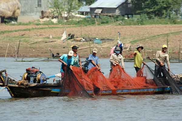 Casting nets: fishermen on the Mekong river
